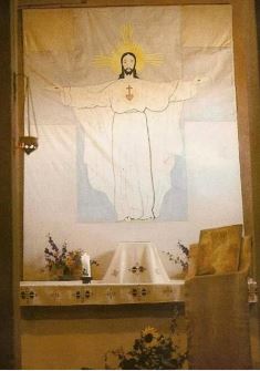 Altar y dibujo del hermano Carlos en la capilla de Beni Abbés