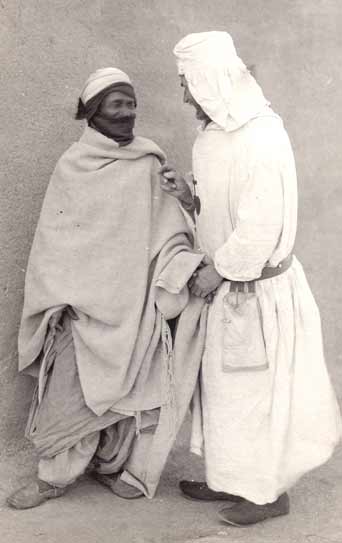 Carlos de Foucauld con un amigo en Tamanrasset, se saludan. 