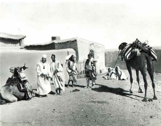 En Beni Abbés, Carlos de Foucauld con gente del país. En Beni Abbés, Carlos de Foucauld con gente del país.